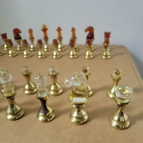 VTG Brass Metal & Amber & Clear Glass Chess Set 32 Pieces Complete, Felt Bottoms - Picture 9 of 16